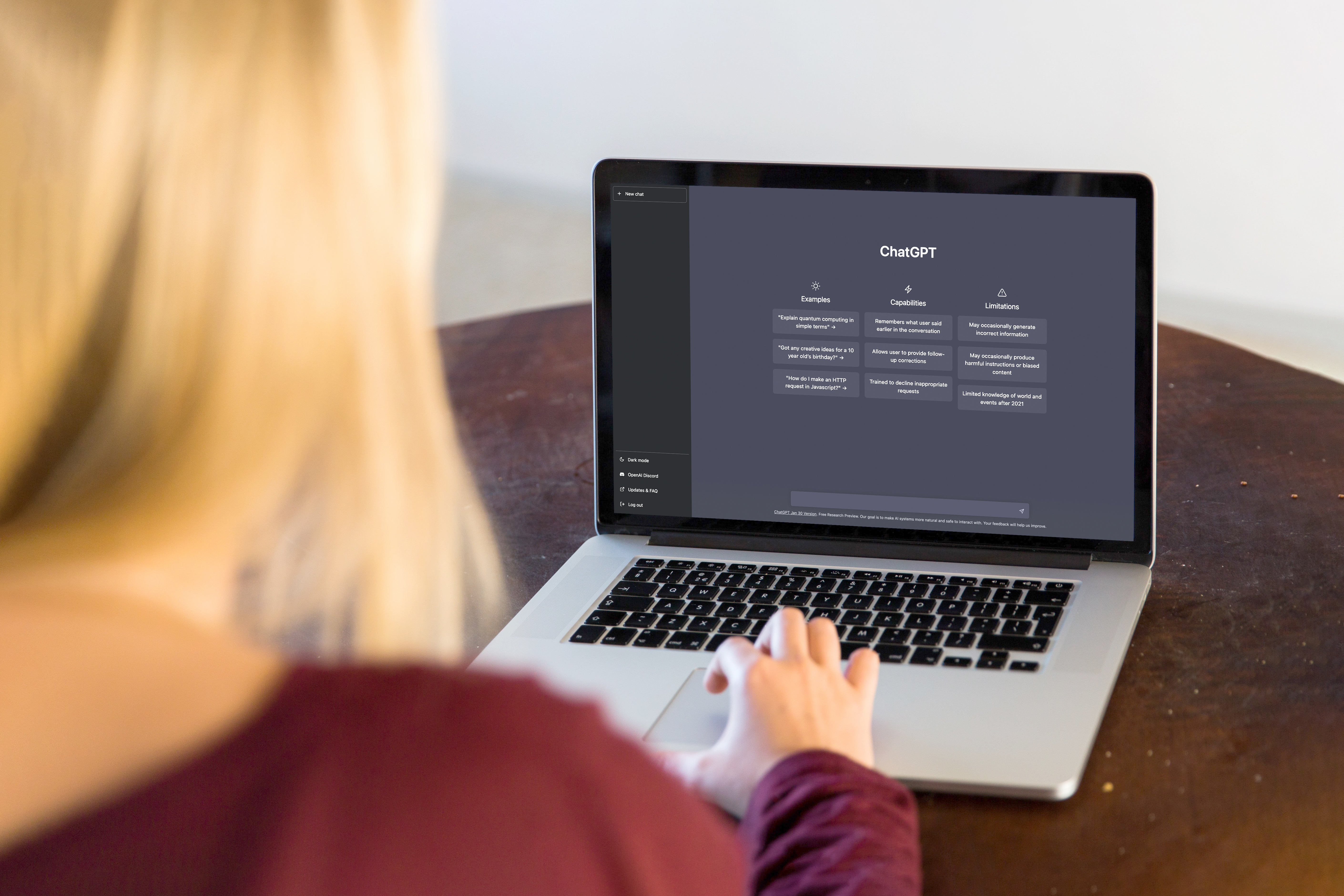 Women typing to a Generative AI software on a laptop 